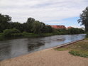 Písek u Odry v Brzegu mezi jezem a silničním mostem.
