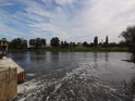 Návrat vody do Odry z malé vodní elektrárny na levobřežním mlýnském náhonu Odry, Brzeg.