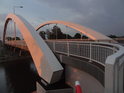 Silniční most přes pravobřežní plavební kanál Odry u města Brzeg za zajímavých světelných podmínek.