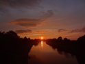 Západ Slunce nad plavebním kanálem Odry kolem města Brzeg.
