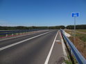 Silniční most přes řeku Ina, pravobřežní přítok spojené deltující Odry, nedaleko obce Domastryjewo.