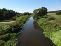 Řeka Ina nedaleko pod mostem u obce Domastryjewo míří do Odry.