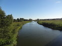Pravobřežní živé rameno řeky Dziwna pohledem proti proudu ke Štětínském zálivu mezi obcí Recław a městem Wolin.