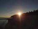 Slunce již téměř celé vyšlo nad špičky borovic ostrova Wolin na břehu Baltského moře.