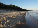 První ranní návštěvníci písečné pláže na břehu Baltského moře nedaleko obce Wisełka.