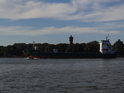 Nákladní loď na řece Świna a Latarnia Morska, tedy maják, Świnoujście.