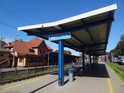 Železniční stanice Świnoujście se nachází hned vedle trajektu přes řeku Świna.