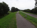 Táhlý oblouk cyklostezky Oder – Neiße pod obcí Aurith.