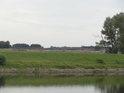 Za Oder-Spree Kanal je vidět most přes Odru.