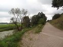 Cyklostezka, slepé rameno a Odra za nivou nedaleko obce Wüste Kunersdorf.
