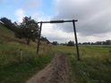 Jednoduchá brána k pastvinám nedaleko obce Wüste Kunersdorf.