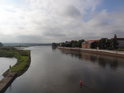 Odra s nábřežím ve Frankfurtu, vlevo slepé rameno s přístavem Słubice.