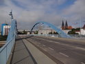 Mostní oblouky na levobřržním části mostu přes Odru, Frankfurt – Słubice, vzadu Friedenskirche.