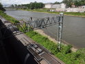 Vlakové cisterny na levobřežní trati podél Odry pod silničním mostem, Glogów.