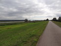 Pohled proti proudu Odry s levobřežní cyklostezkou nedaleko obce Stolzenhagen.