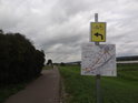 Rozcestí na levobřežní cyklostezce podél Odry nedaleko obce Stüzkow.
