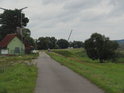 Za strážním domkem u levobřežní hrázi Odry na levém břehu pod obcí Stüzkow již není cesta po hrázi veřejně přístupná.