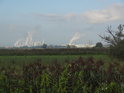 Průmyslová oblast nedaleko města Schwedt, viděná jako kouřící komíny od řeky Odry.