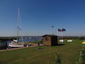 Strážní domeček v přístavu Lubczyna na jezeře Dąbie.