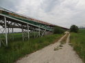 Přepravní pás vede přes Odru směr Cementownia Gorażdże.