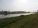 Ohlédnutí proti proudu Odry pod městem Kędzierzyn-Koźle, vzadu vlevo je vidět Kanał Gliwicki.