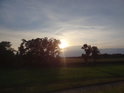 Večerní Slunce začínají krýt mraky nad levobřežní nivou Odry pod obcí Kienitz.