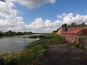 Odra přitéká k pevnosti Kostrzyn, zde bastion Filip.