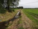 Levobřežní přítok Odry Łomianka u obce Strumienno. Do značné míry jde o souběžný lužní potok.