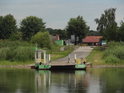 Přívozní plavidlo ukotvené na pravém břehu Odry u obce Połęcko. Pohled od řeky směrem od obce Chlebowo.
