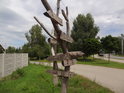 Dřevěný rozcestník v obci Kosarzyn nedaleko soutoku Odra / Nysa Łużycka.