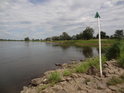 Plavební značka na levobřežní výspě Odry nad soutokem s řekou Nysa Łużycka nedaleko obce Kosarzyn.