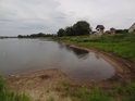 Levobřežní záliv na Odře u obce Ratzdorf, v pozadí je vidět soutok  Odra / Nysa Łużycka.