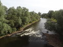 Řeka Bóbr, levobřežní přítok Odry, pohled z mostu u obce Stary Raduszec.