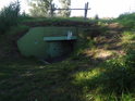 Levobřežní bunkr u Odry nedaleko přívozu Brody. Ve srovnání s bunkry v Československu, jsou zde bunkry mnohem lehčí a jejich množství a propojení je také slabší. Otázkou zůstává jejich praktická použitelnost v obou zemích.