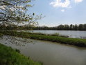 Souběžná nádrž a Jesenický rybník se nachází na pravém břehu Odry.