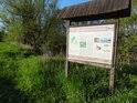 Cedule naučné stezky na pravém břehu řeky Odry u chráněného území Bartošovický luh.