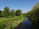 Odra nad silničním mostem ve městě Odry, vlevo park na pravém břehu.