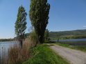 Hráz mezi Trávným rybníkem a Emauzským rybníkem.