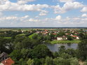 Obec Czernica na pravém břehu Odry pohledem z rozhledny Kotowice.