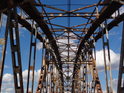 Příhradová ocelová konstrukce železničního mostu přes Odru u obce Czernica.