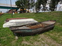 Vysloužilé loďky na břehu Odry u jezu Chróścice.