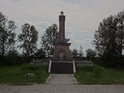 Pomník 1. Ukrajinského frontu patří sovětským vojákům, kteří padli při přechodu Odry nedaleko obce Mikolin.