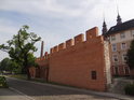 Pozůstatky hradeb v Opole jsou až teatrálně turisticky opravené.