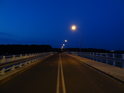 Silniční most přes kanál Ulgi po setmění.