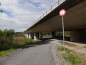 Snížený profil pod dálničním mostem přes Odru, dálnice D1, mezi Ostravou a Bohumínem.