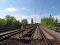 Železniční pohlede přes česko-polskou hranici po dvoukolejném mostě na trase Bohumín – Chałupki.