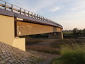 Večerní Slunce zalévá most přes Odru u obce Olza.