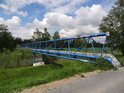 Modrý nátěr mostu produktovodu přes Odru, Ostrava – Zábřeh.