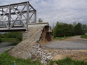 Zrušený nájezd na most přes Odru, který dříve spojoval ostravské čtvrti Svinov a Nová Ves.