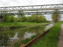 Produktovodní most přes Odru pod železničním mostem nedaleko stanice Ostrava – Svinov.